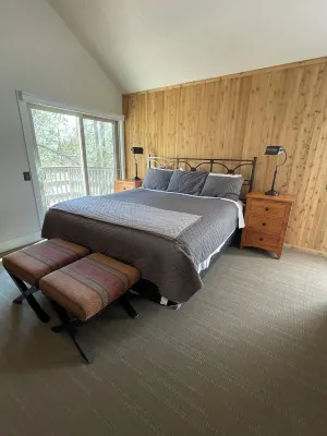 Charming and fully remodeled 2024 3-bedroom house with WiFi and AC in Sunriver