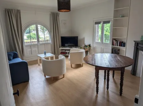 Apt with garden and parking on the banks of the Seine in front of the cathedral