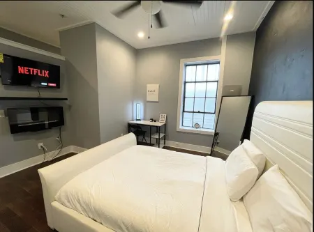 MODERN DOWNTOWN LOFT- FREE PARKING Отели рядом с достопримечательностью «Macon Bacon»