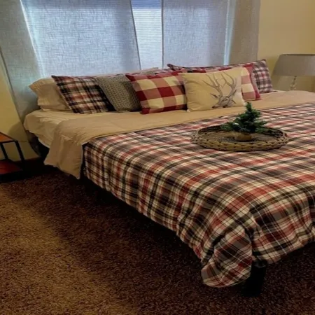 SPACIOUS High Country Lodge w/ Mnt Views! Отели в г. Пайн