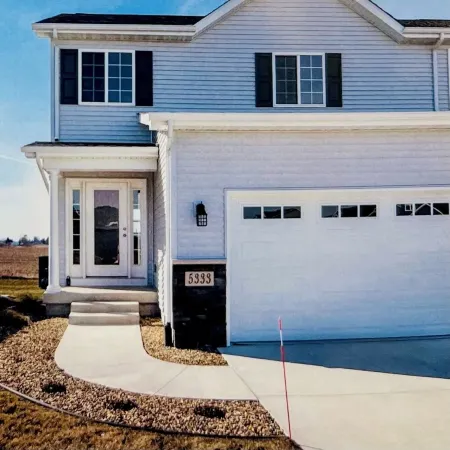 NEW Near UNI Modern Spotless Townhome