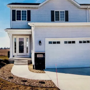 NEW Near UNI Modern Spotless Townhome