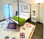 Cozy King Bed suite w/ free Parking ,Self check in and WiFi