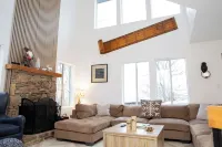 Newly Remodelled Unique Beautiful Townhome near the slopes