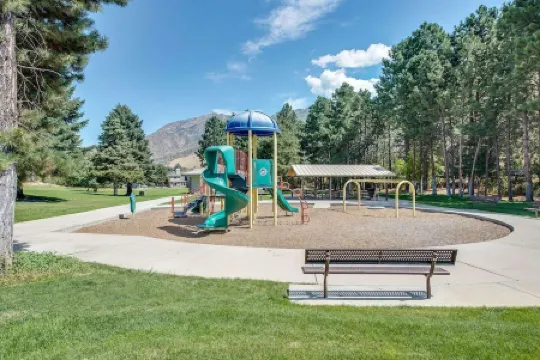 4 BEDROOM SKI RETREAT 3000 SQFT W/PRIVATE HOT TUB / SUPER CLOSE TO SKI RESORTS