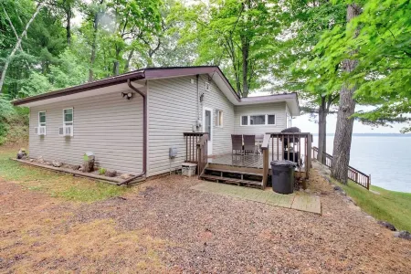 Charming Lakefront Cabin on Clean & Clear Big Pine Lake. Pet Friendly!