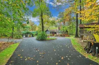 Quirky cabin retreat on 4 acres w spa, arcade rm, art&book loft -- near Hershey