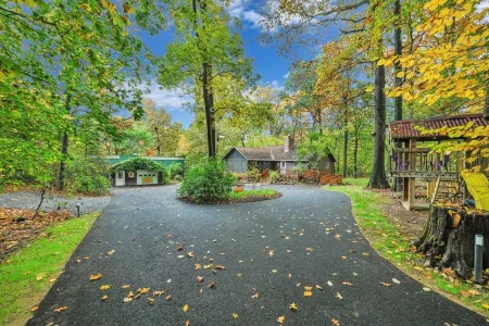 Quirky cabin retreat on 4 acres w spa, arcade rm, art&book loft -- near Hershey