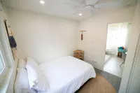 Stay in the charming SilverStrand neighborhood, 2 min walk to the sand-dogs ok!