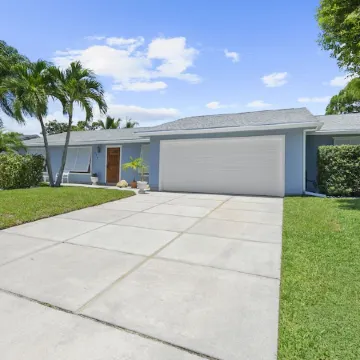 Clean Home Large Heated-Pool - 3/2 +Ofc/den - 3 Miles to Beach "Jupiter Escape"