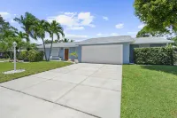 Clean Home Large Heated-Pool - 3/2 +Ofc/den - 3 Miles to Beach "Jupiter Escape" Downtown Abacoa附近的飯店