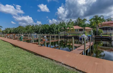 Old Homosassa Waterfront Luxury Living w/boat slip, private ramp and sleeps 10