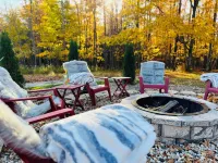 Whispering woods retreat- morning yoga on the deck, EV charging & pet friendly Hotels in Baileys Harbor