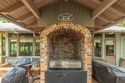 Rustic-Luxe Wilderness Retreat. Sleeps 12. Firepit. Gourmet Kitchen. WIFI.