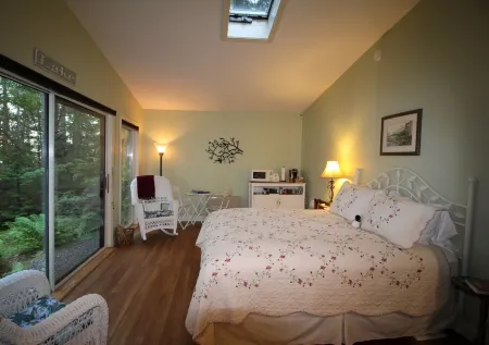 Immaculate Waterfront Studio Apt, kayaks, hot tub, 45 min. to Acadia