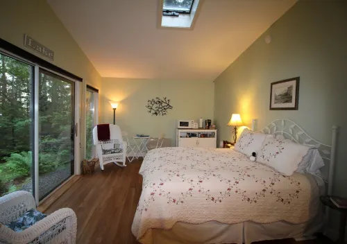 Immaculate Waterfront Studio Apt, kayaks, hot tub, 45 min. to Acadia