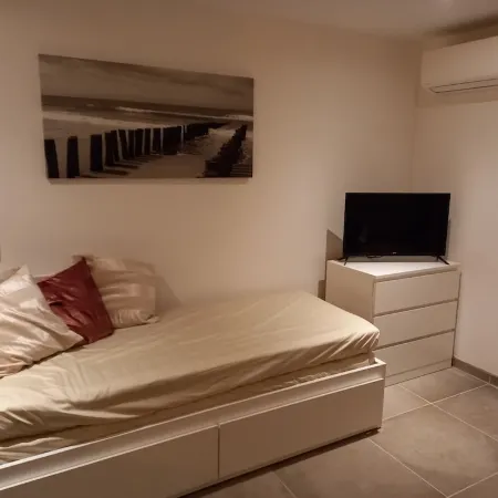 Cosy studio 2mn walk from the beaches small sea view