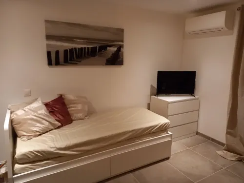 Cosy studio 2mn walk from the beaches small sea view