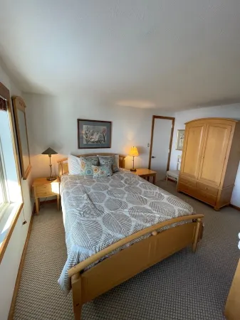 Mountain side Top Floor Condo, heated pool, spa, sauna & short walk to chairlift