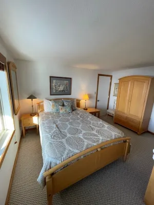 Mountain side Top Floor Condo, heated pool, spa, sauna & short walk to chairlift