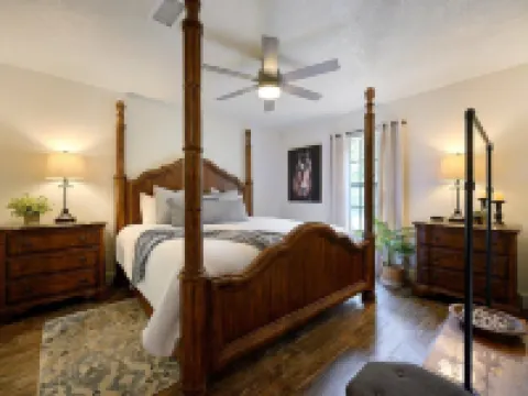 Secluded 4 bedroom farmhouse nestled on 8 acres with large lawn and oak trees. Hotels in Broken Bow