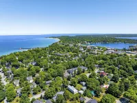Beautiful 4 bedroom home just 3 1/2 blocks from downtown & Lake Michigan - Boutique