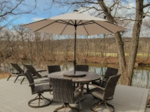 Brand New House with Huge patio overlooks Esopus Creek at Lake Katrine アルスターのホテル