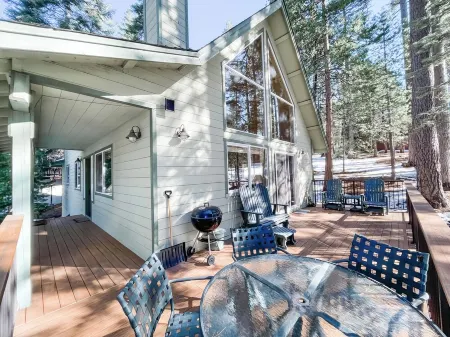 Hibernation Station Peaceful Cabin Retreat - Fireplace, Hiking, Blue Lake Spring Отели рядом с достопримечательностью «Arnold Rim Trailhead»