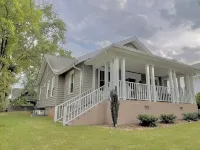 Designer Retreat in Quaint Historic District w Front Porch Dining under the oaks - 4-نجوم