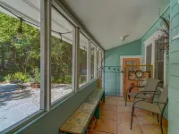 Cozy Mount Dora Cottage /Walk Downtown/ Pet Friendly / Fenced Yard Hotels in Mount Dora