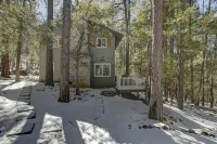 ♨ Acre Retreat w/ HotTub ♨ Secluded in the National Forest ♨ 9mi to downtown ♨