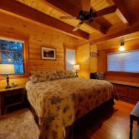 Mckenzie River Cabin #13 at the Log Cabin Inn, screened porch, .5mi Trailhead