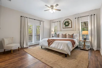 Hamilton Hideaway- Pool, Creek View w/ Scenic Deck