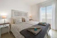 B1, in a small complex with communal heated pool 100m from the sea Отели рядом с достопримечательностью «Casa / Museo Cesar Manrique»