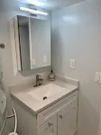 Modern Basement Suite w/ Private Entrance in Quiet Tree-Filled Neighborhood - Apartments