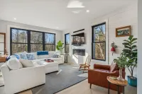 Beautifully built Cape Elizabeth home nestled in the woods on 2.5 acres Hotels in Cape Elizabeth