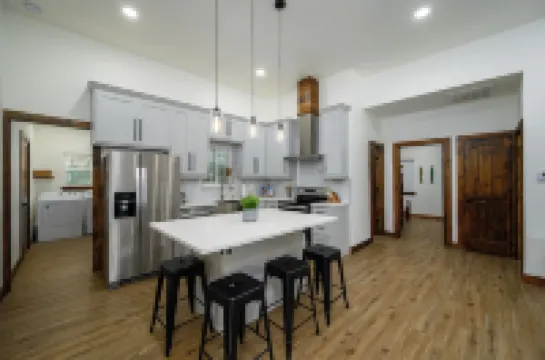 Orange Door Oasis -Gorgeous 3BR/BA Lake House