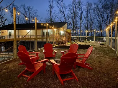 Fully fenced yard/Swing Set/Hot Tub/Pet and kids friendly