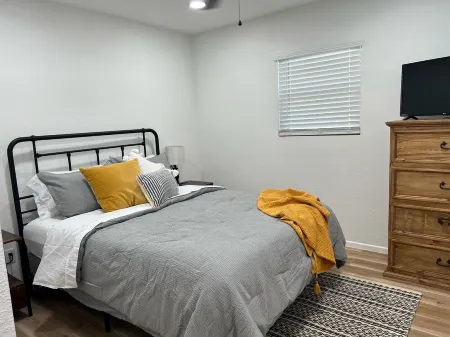 Updated Bungalow - Close to town and 30 min from Lubbock! Отели в г. Терри