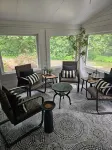 Cozy spacious 1-bedroom apartment sleeps 3, with AC, walk to town. Near skiing.