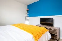 Modern 4 bdr with King size bed Patio and Late Checkout!