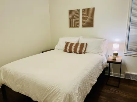 Cozy 2 bedrooms in the heart of historic Linden Hills Neighborhood Отели рядом с достопримечательностью «Park Nicollet Eye Care and Optical Store St. Louis Park»