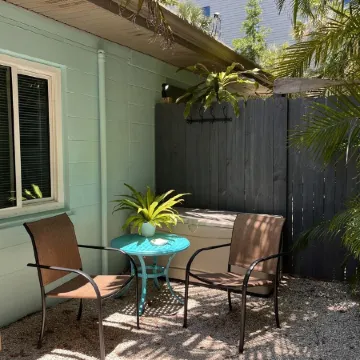 Private retreat walking distance to beautiful beaches and restaurants.