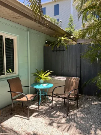 Private retreat walking distance to beautiful beaches and restaurants. Отели в г. Кортес