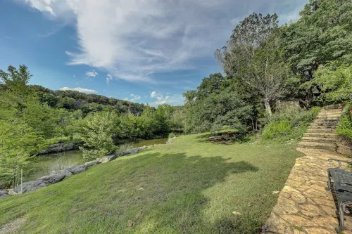 Beautiful & Private Riverfront, TOAD HALL ONE!
