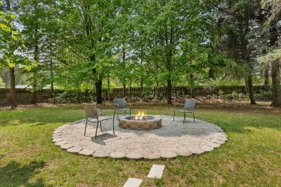 Cozy Log Cabin on 1 Acre/Summer Weeknight SALE On Now!!