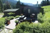 Charming Log Cabin and Bunkhouse in Beautiful Cottonwood Cayon