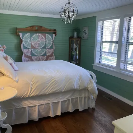The Biketrail Bungalow-easily accessible and convenient to everything Hotels in Townsend
