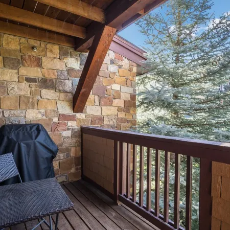 Beautifully renovated 1st floor condo just steps from Wildhorse Gondola