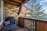 Beautifully renovated 1st floor condo just steps from Wildhorse Gondola